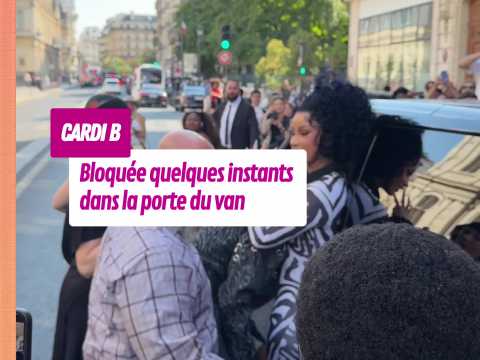 VIDEO : Cardi b bloqu�e quelques instants dans la porte du van � son arriv�e au d�fil� Jean-Paul Gaultier