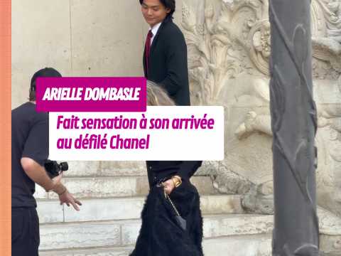 VIDEO : Arielle Dombasle fait sensation � son arriv�e au d�fil� Chanel