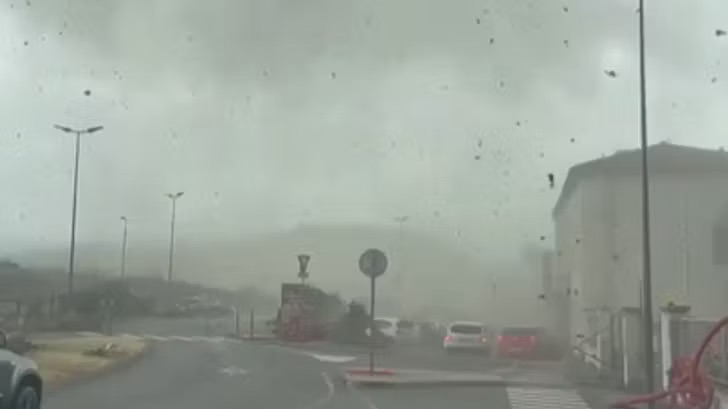 Près de Saint-Étienne, une tornade cause d’importants dégâts