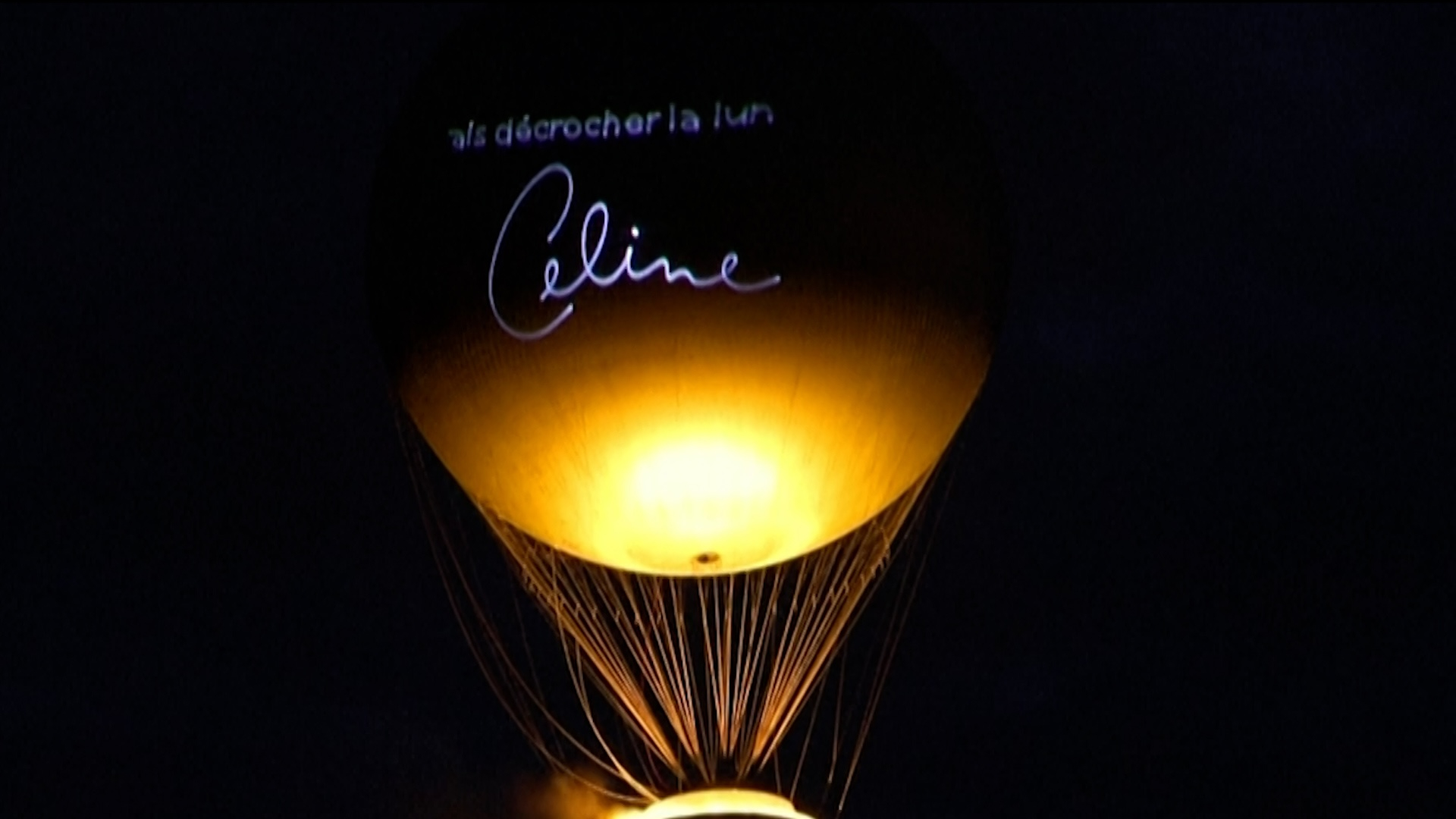 La vasque olympique rend hommage à Céline Dion dans le ciel parisien