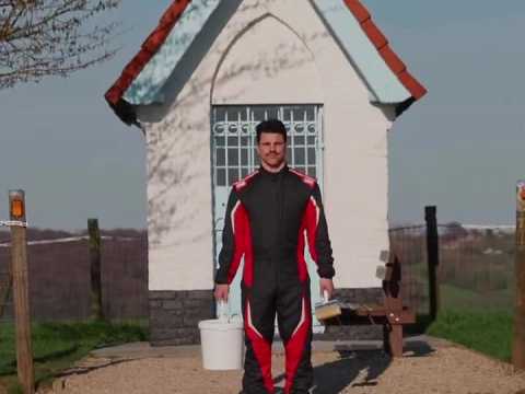 Neuville rast mit Average Rob durch Flandern