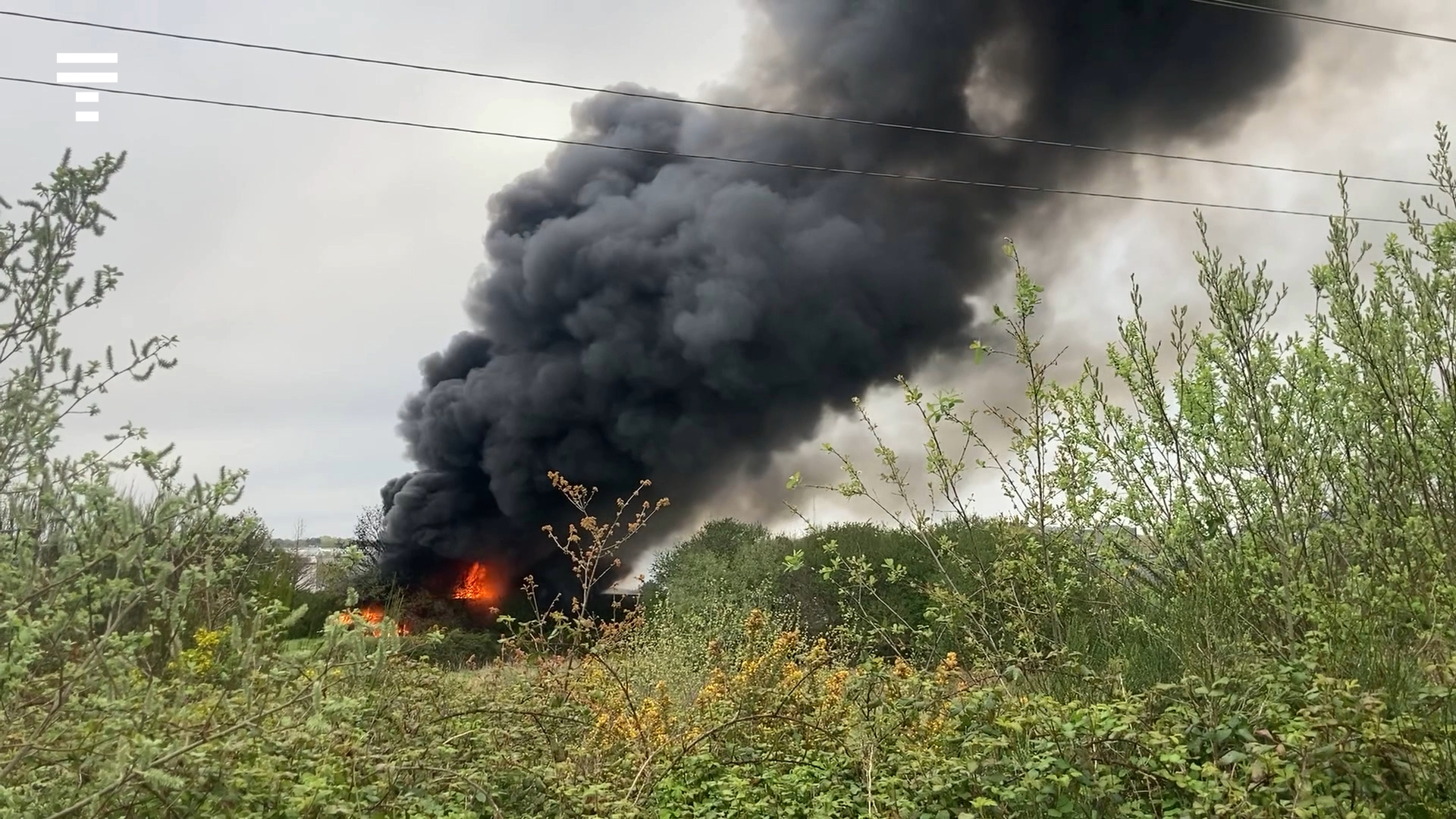 Un important incendie est en cours dans la zone de Kerpont, à Lanester, plusieurs dizaines de pompiers sont mobilisés [Vidéo]