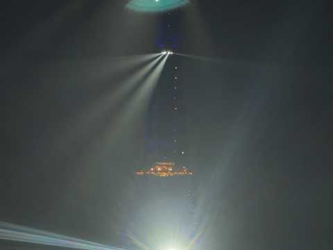 VIDEO : C�line Dion illumine la Tour Eiffel p&hellip;