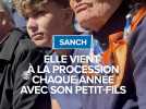 Elle vient à la procession de la sanch chaque année avec son petit fils