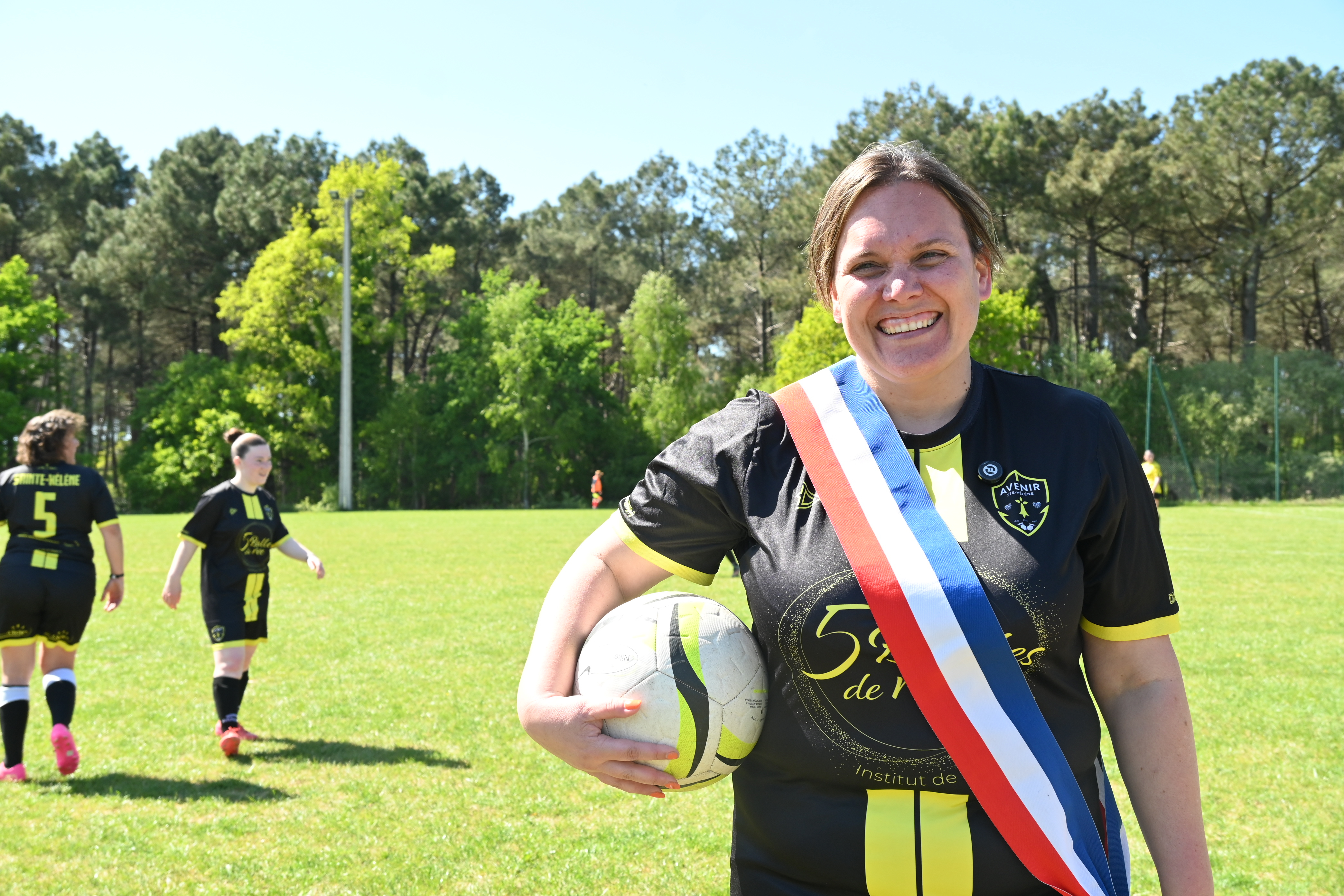 « Allez Madame la maire, on accélère ! » : Christèle Perrel, une première édile cramponnée au football à Sainte-Hélène