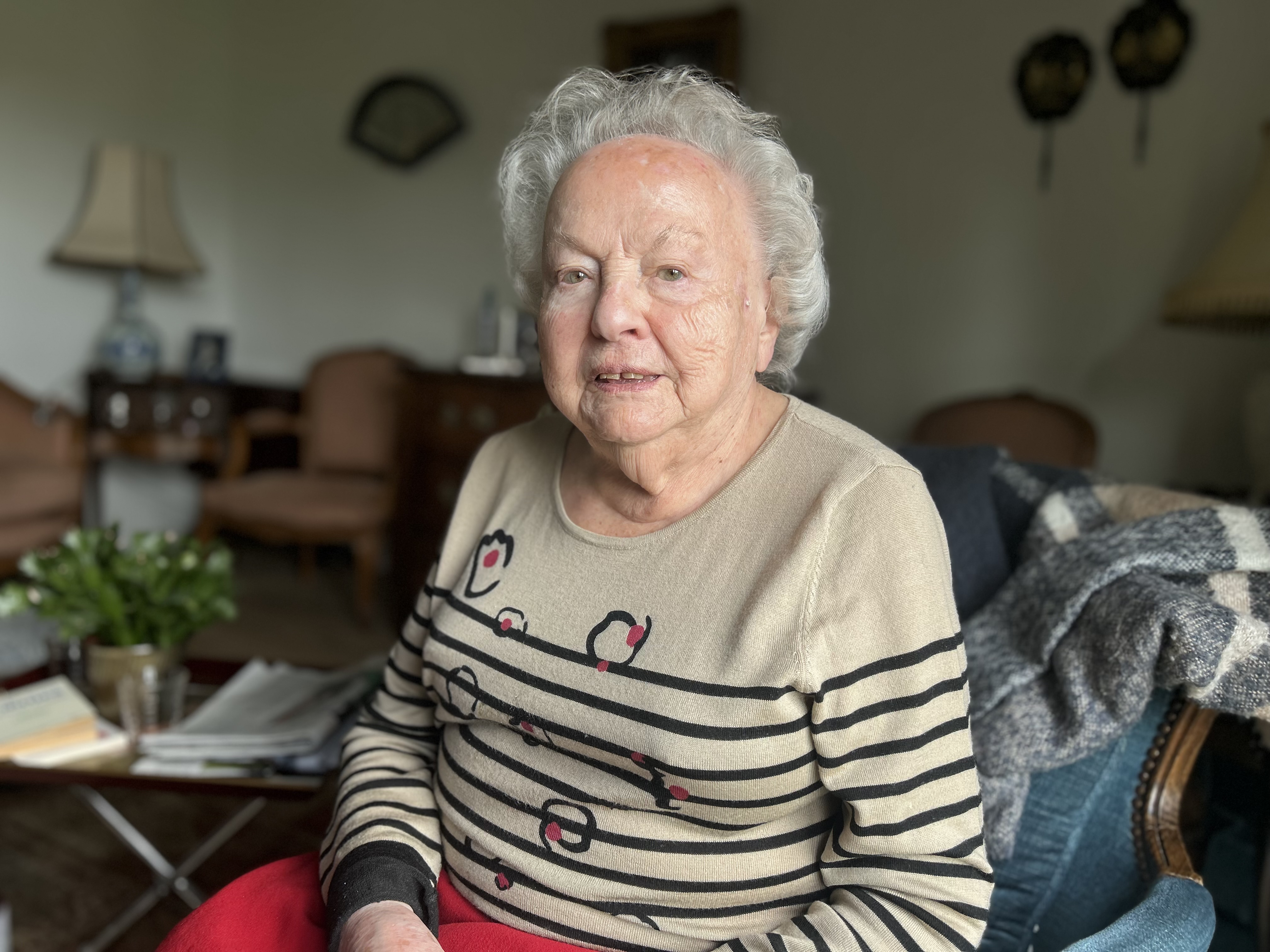 « Voir le drapeau à croix gammée sur le château de Versailles, c’était impossible » : à 102 ans, la résistante Jacqueline Fleury-Marié témoigne toujours