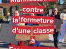 Manifestation des parents d'élèves de Fressenneville contre la fermeture d'une classe de maternelle