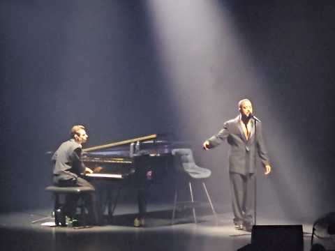 VIDEO : Slimane ouvre son concert piano voix&hellip;