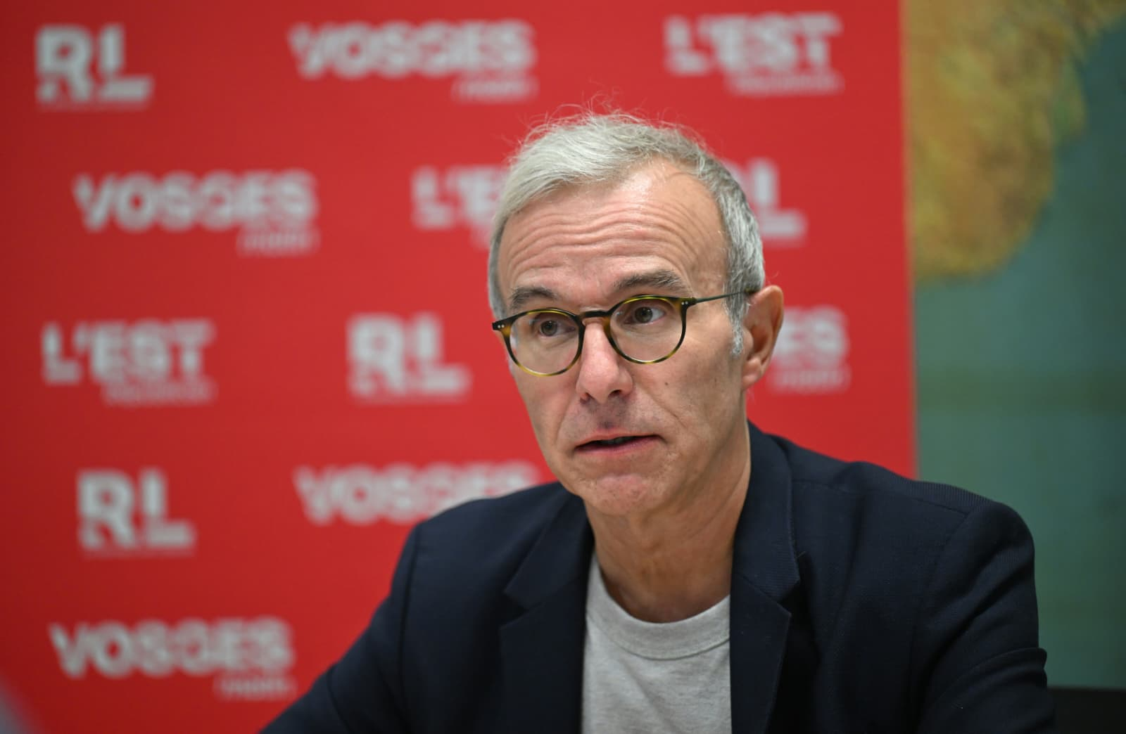 avant-le-livre-sur-la-place-les-images-de-philippe-besson-au-si-ge-de