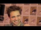 Watch video Robert Pattinson chercherait refuge dans un bar country - Label : Akamedia