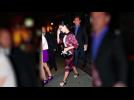 Watch video Katy Perry est ravissante dans une robe à fleurs
